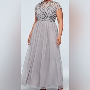MARINA
illusion t-shirt sleeve embellished gown